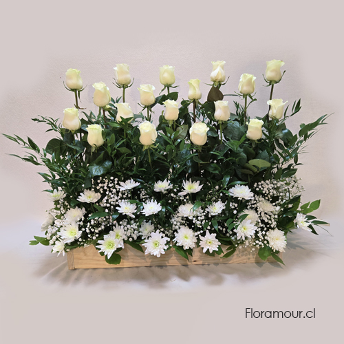 Arreglo en paralelo de rosas y complementos, decorativo para ceremonias, iglesias, celebraciones o escenarios. Puede ordenar uno o varias según el espacio a decorar. (Mide 80 x 70 aprox.) Seleccione colorido u otras alternativas por teléfono por teléfono +56 998705440  222341793